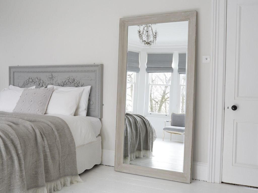 Зеркало напротив окна Зеркало напротив окна