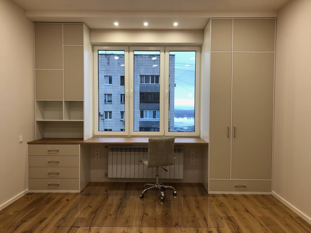 Шкаф у окна в детской Шкаф у окна в детской